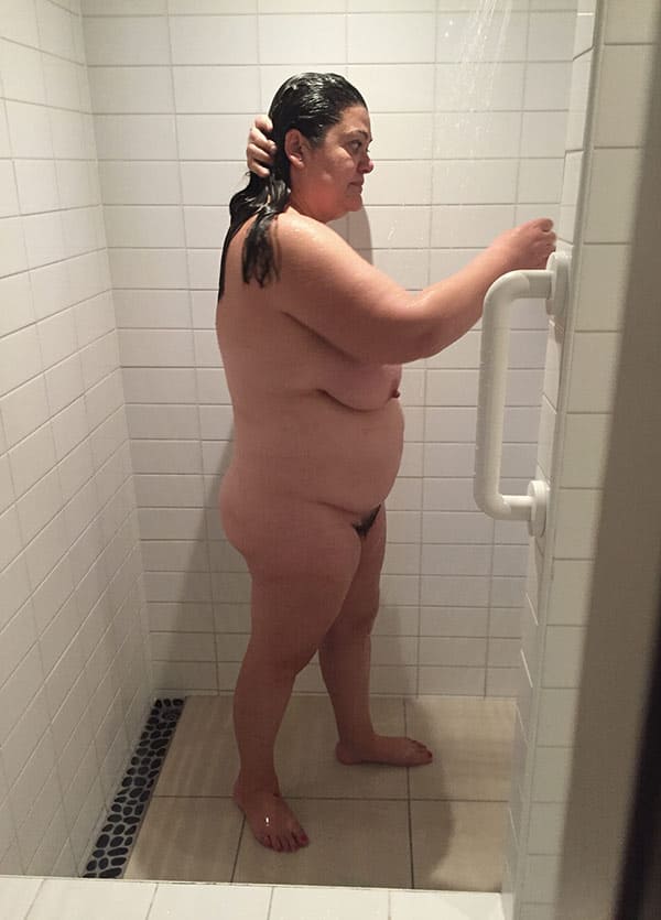 Толстая женщина с мохнаткой моет в душе огромные сиськи 16 фото