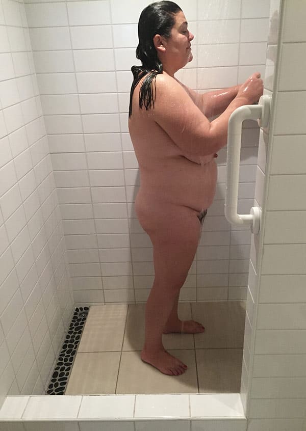 Толстая женщина с мохнаткой моет в душе огромные сиськи 17 фото