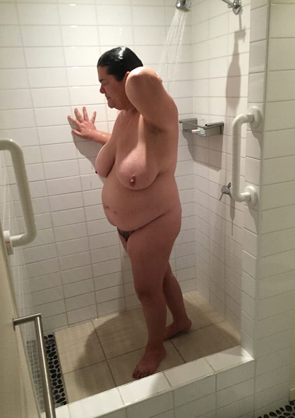 Толстая женщина с мохнаткой моет в душе огромные сиськи 18 фото