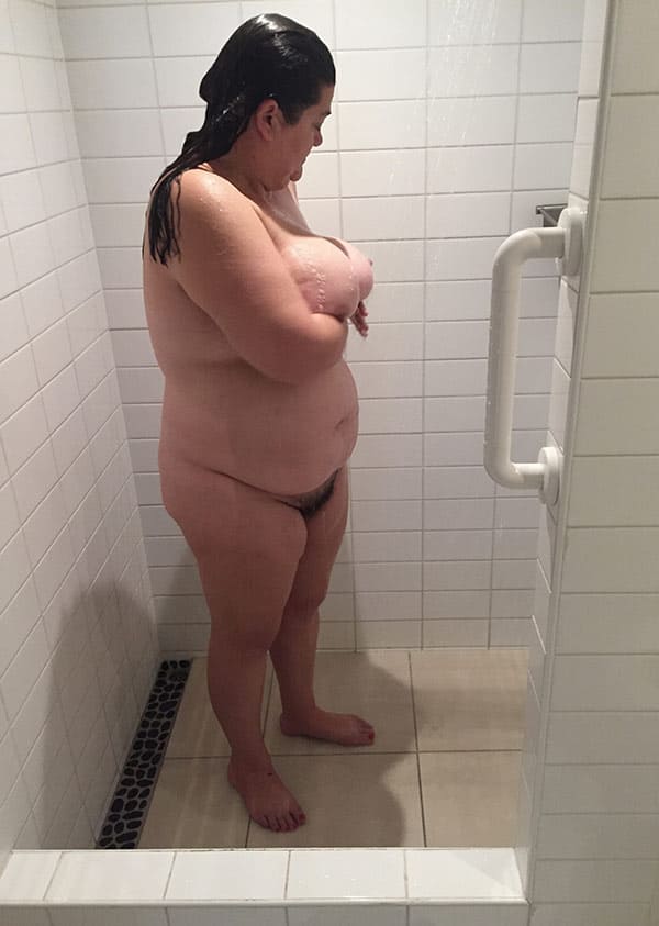 Толстая женщина с мохнаткой моет в душе огромные сиськи 2 фото