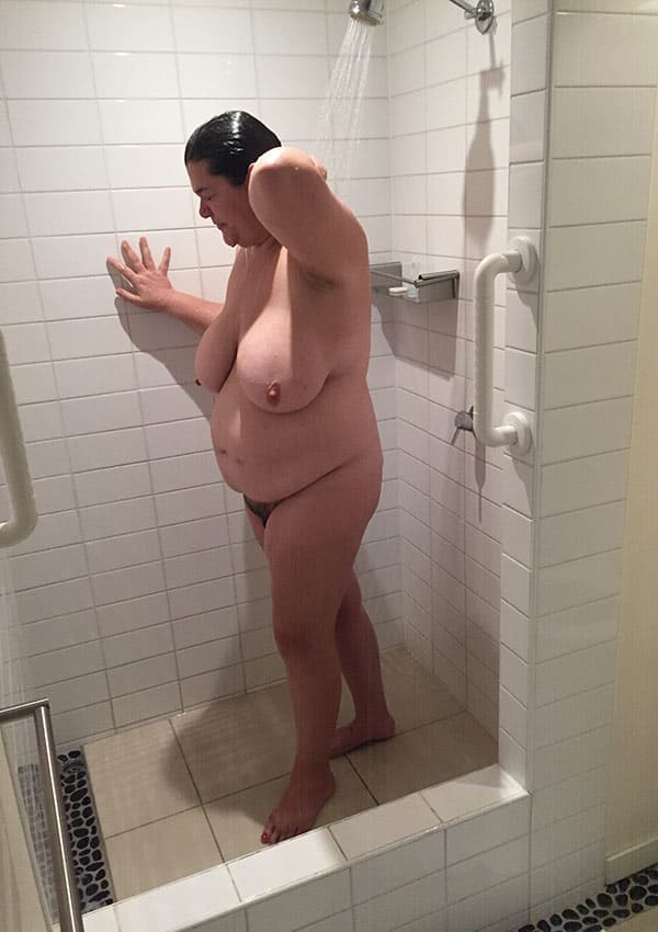 Толстая женщина с мохнаткой моет в душе огромные сиськи 20 фото