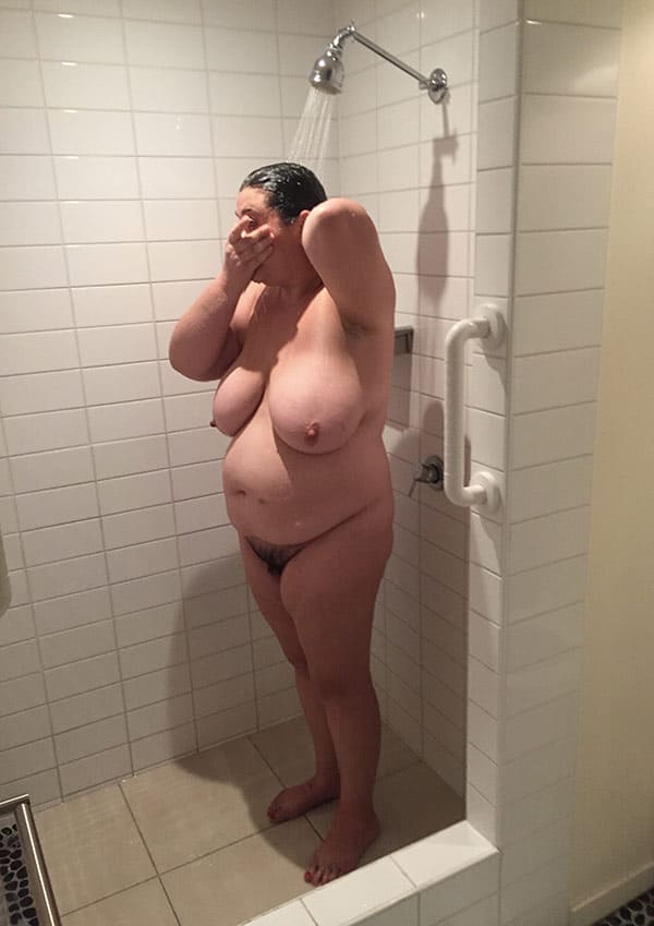 Толстая женщина с мохнаткой моет в душе огромные сиськи 22 фото