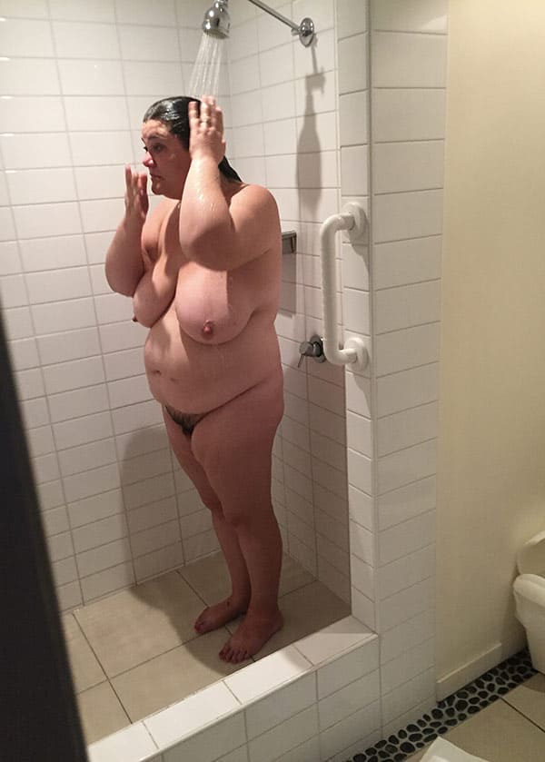 Толстая женщина с мохнаткой моет в душе огромные сиськи 23 фото