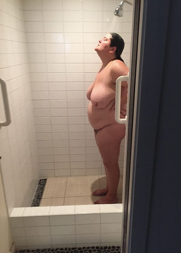 Толстая женщина с мохнаткой моет в душе огромные сиськи 25 фото