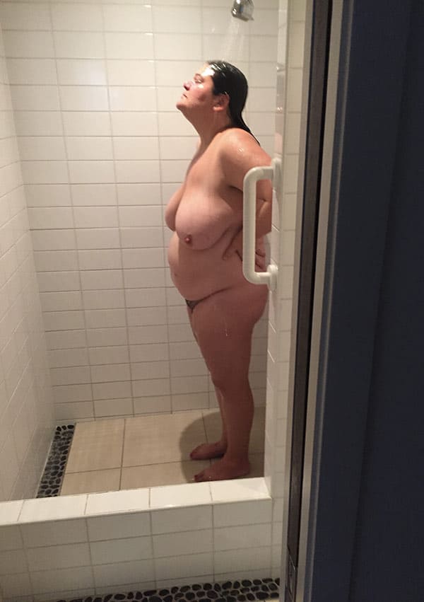 Толстая женщина с мохнаткой моет в душе огромные сиськи 26 фото