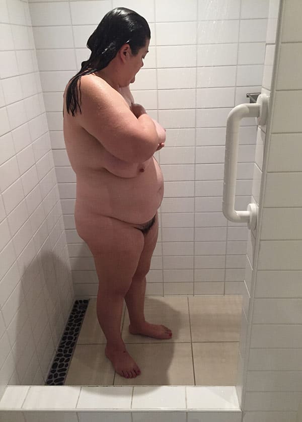 Толстая женщина с мохнаткой моет в душе огромные сиськи 3 фото
