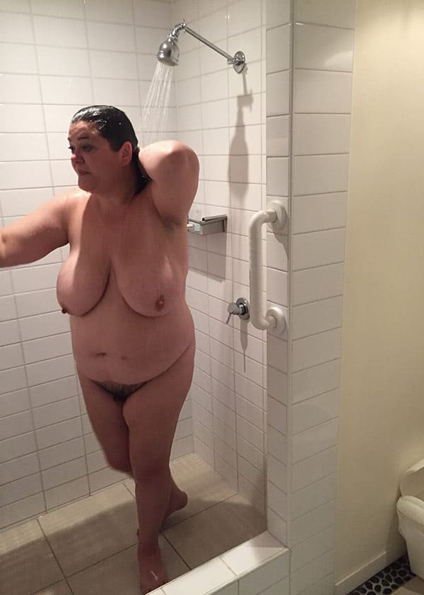 Толстая женщина с мохнаткой моет в душе огромные сиськи 38 фото