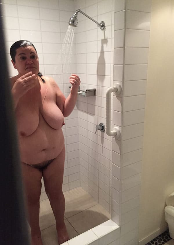 Толстая женщина с мохнаткой моет в душе огромные сиськи 39 фото