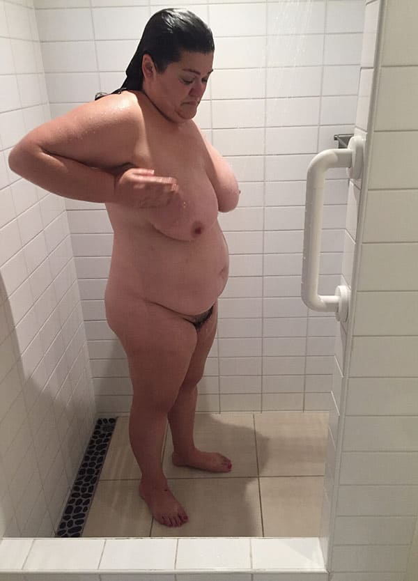 Толстая женщина с мохнаткой моет в душе огромные сиськи 6 фото