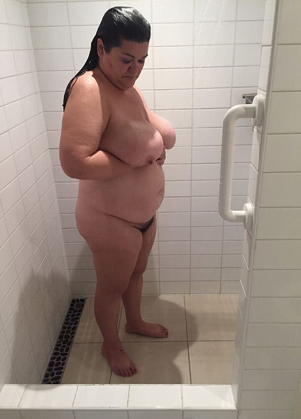 Толстая женщина с мохнаткой моет в душе огромные сиськи 8 фото