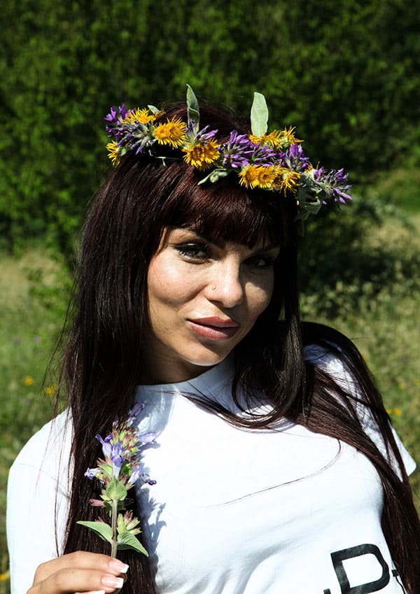 Красивая украинка раздевается на природе 7 фото