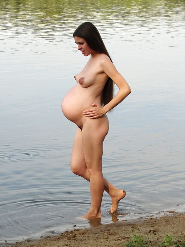 Русская беременная нудистка купается на речке 5 фото