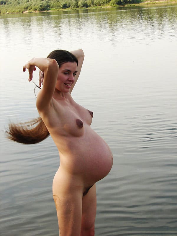Русская беременная нудистка купается на речке 60 фото