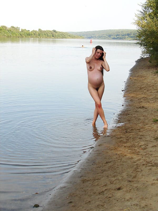 Русская беременная нудистка купается на речке 86 фото