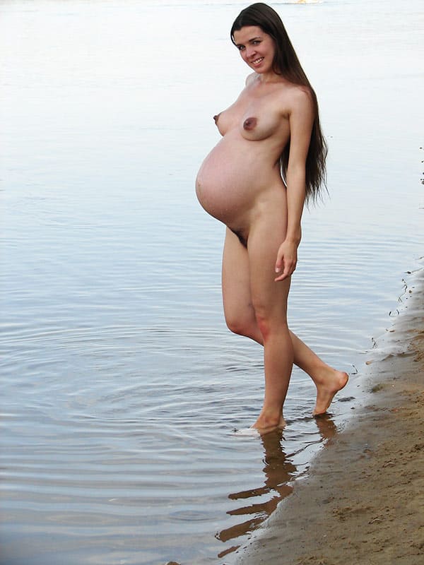 Русская беременная нудистка купается на речке 94 фото