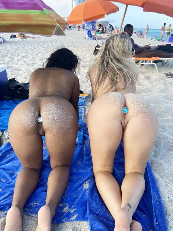 Голые нудистки стоят раком на пляже 3 фото