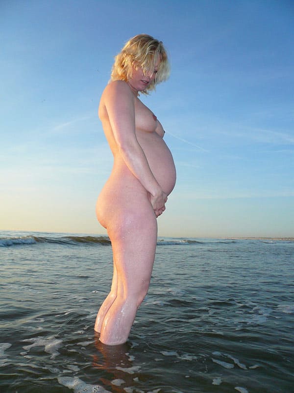 Беременная нудистка купается в море 10 фото