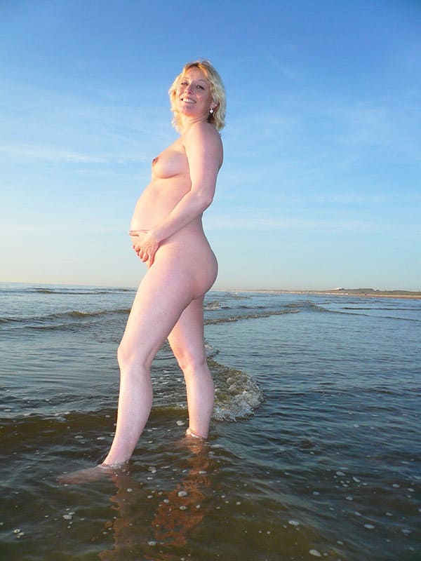 Беременная нудистка купается в море 4 фото