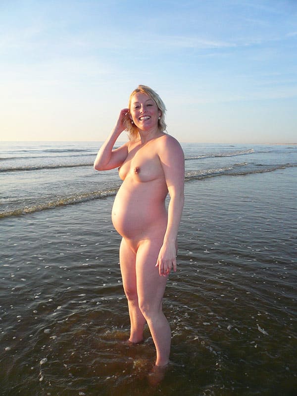 Беременная нудистка купается в море 7 фото