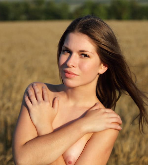 Голая девушка в пшеничном поле 26 фото