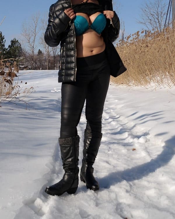 Женщина в лосинах раздвинула жопу на снегу 14 фото