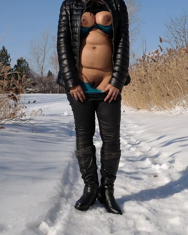 Женщина в лосинах раздвинула жопу на снегу 27 фото