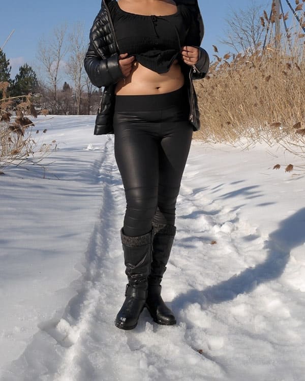 Женщина в лосинах раздвинула жопу на снегу 3 фото