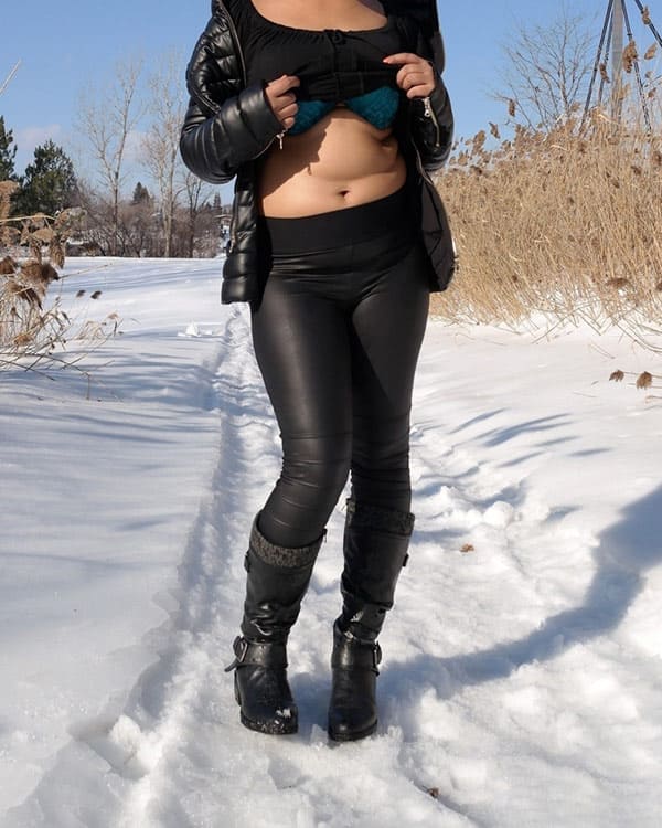 Женщина в лосинах раздвинула жопу на снегу 4 фото