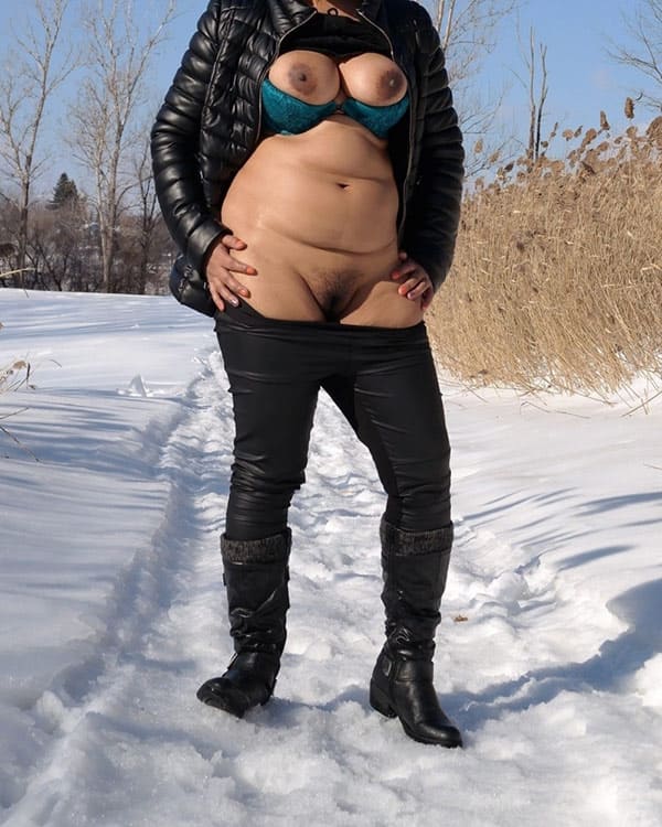 Женщина в лосинах раздвинула жопу на снегу 40 фото