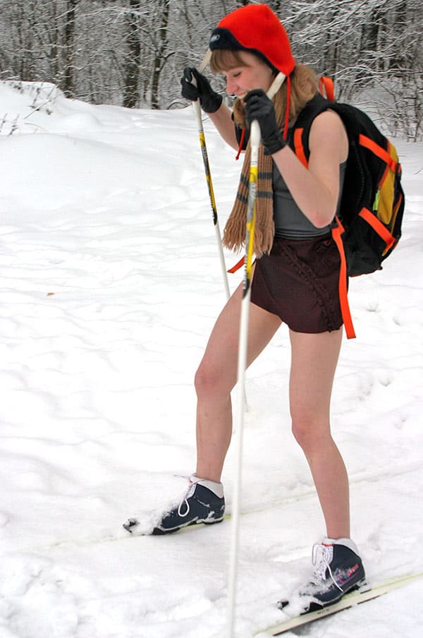 Русская лыжница голая в лесу 13 фото