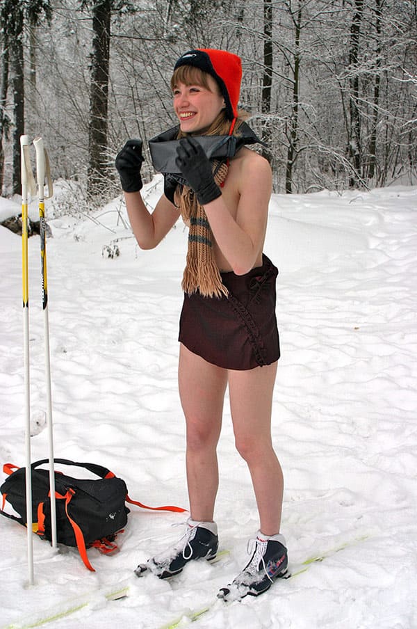 Русская лыжница голая в лесу 16 фото