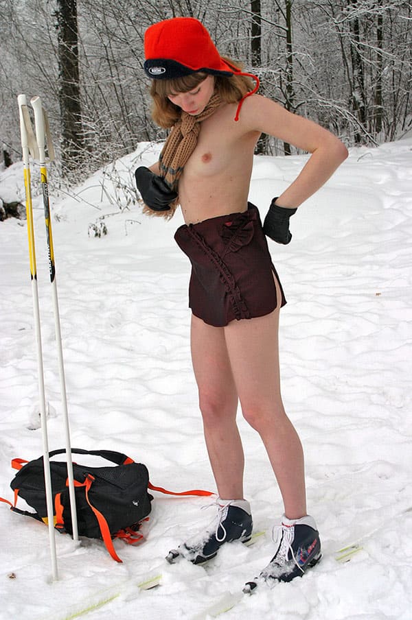 Русская лыжница голая в лесу 19 фото