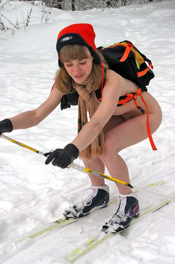 Русская лыжница голая в лесу 24 фото