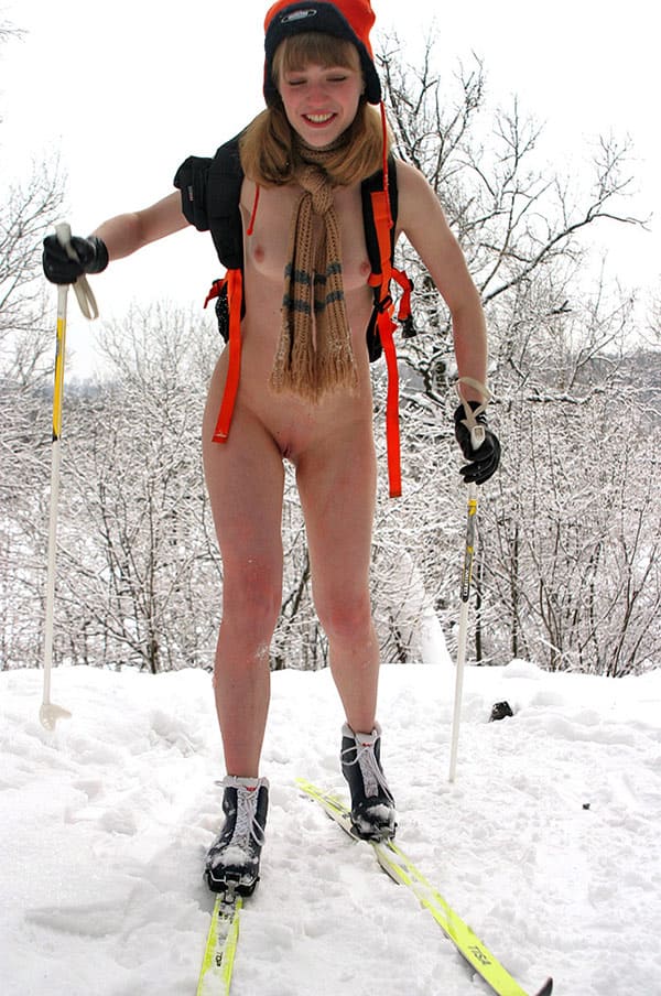 Русская лыжница голая в лесу 75 фото