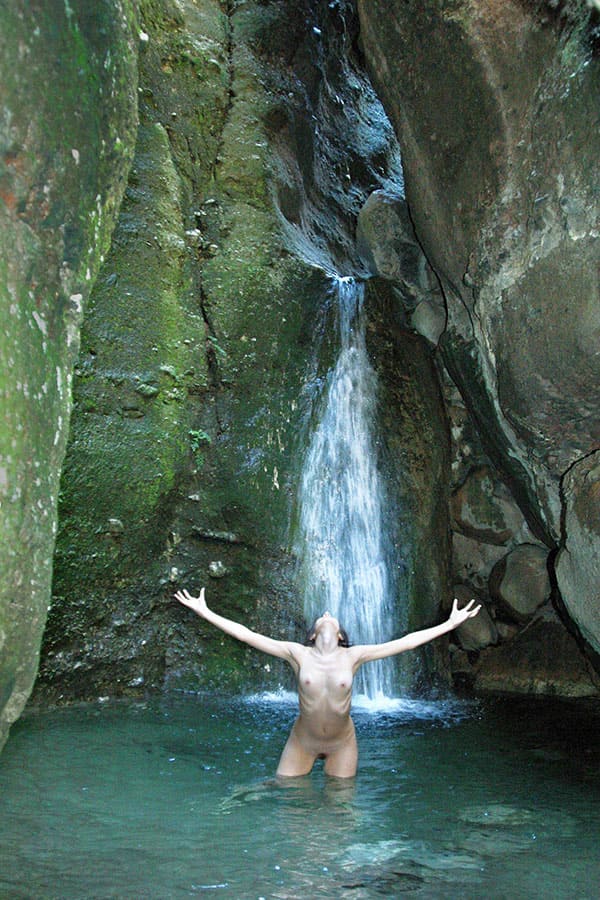 Молодая нудистка купается под водопадом 1 фото