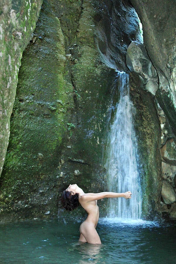 Молодая нудистка купается под водопадом 10 фото