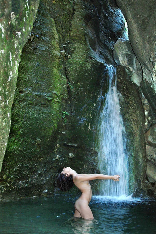Молодая нудистка купается под водопадом 11 фото