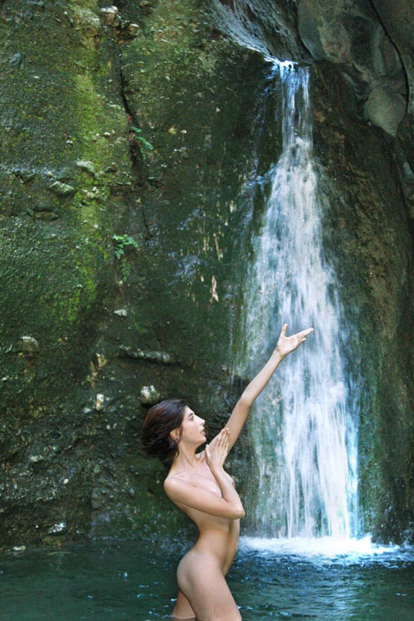 Молодая нудистка купается под водопадом 15 фото
