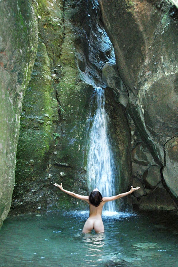 Молодая нудистка купается под водопадом 2 фото