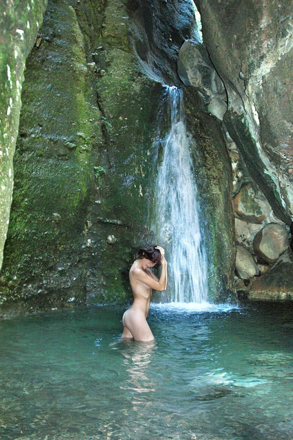 Молодая нудистка купается под водопадом 21 фото