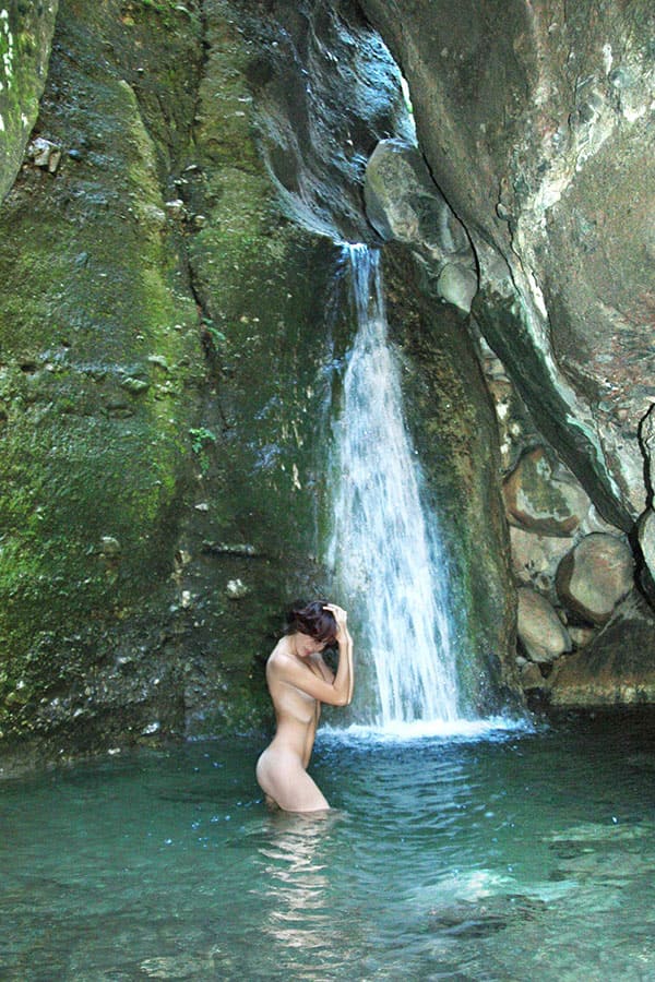 Молодая нудистка купается под водопадом 22 фото