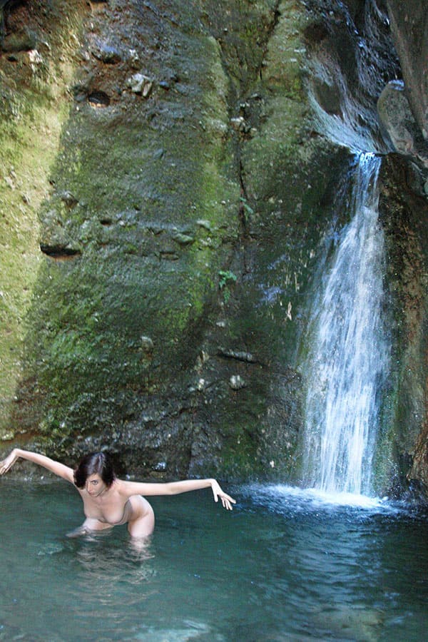 Молодая нудистка купается под водопадом 28 фото