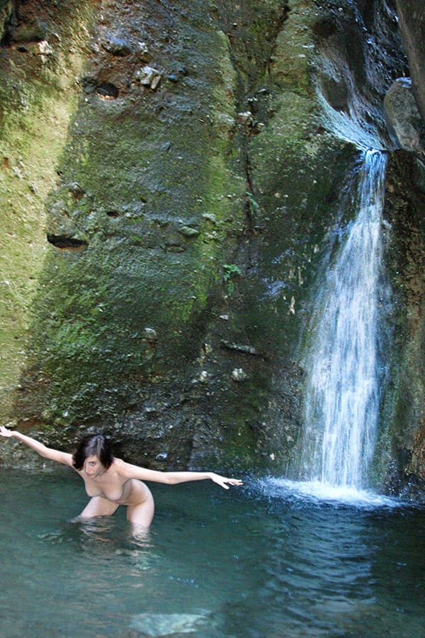 Молодая нудистка купается под водопадом 29 фото