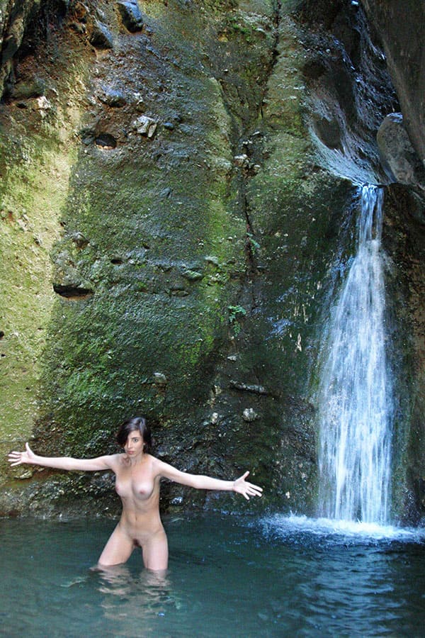 Молодая нудистка купается под водопадом 30 фото