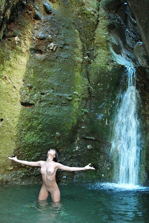 Молодая нудистка купается под водопадом 31 фото