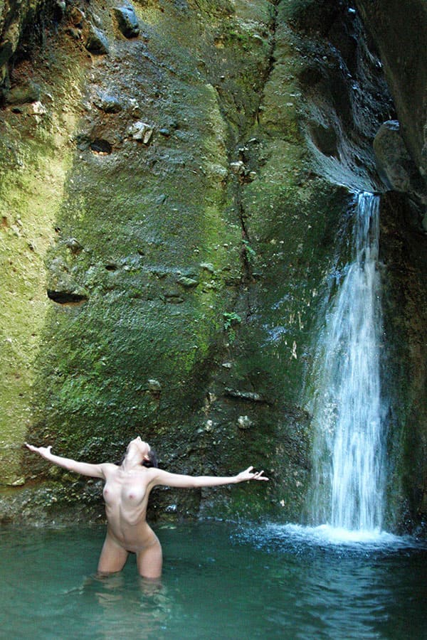 Молодая нудистка купается под водопадом 32 фото