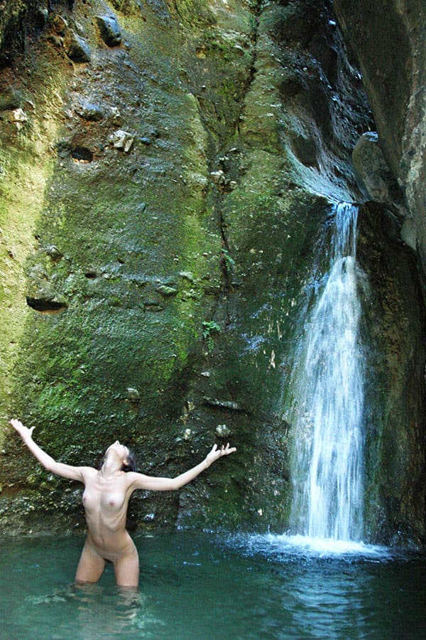 Молодая нудистка купается под водопадом 33 фото