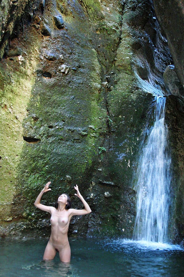 Молодая нудистка купается под водопадом 34 фото