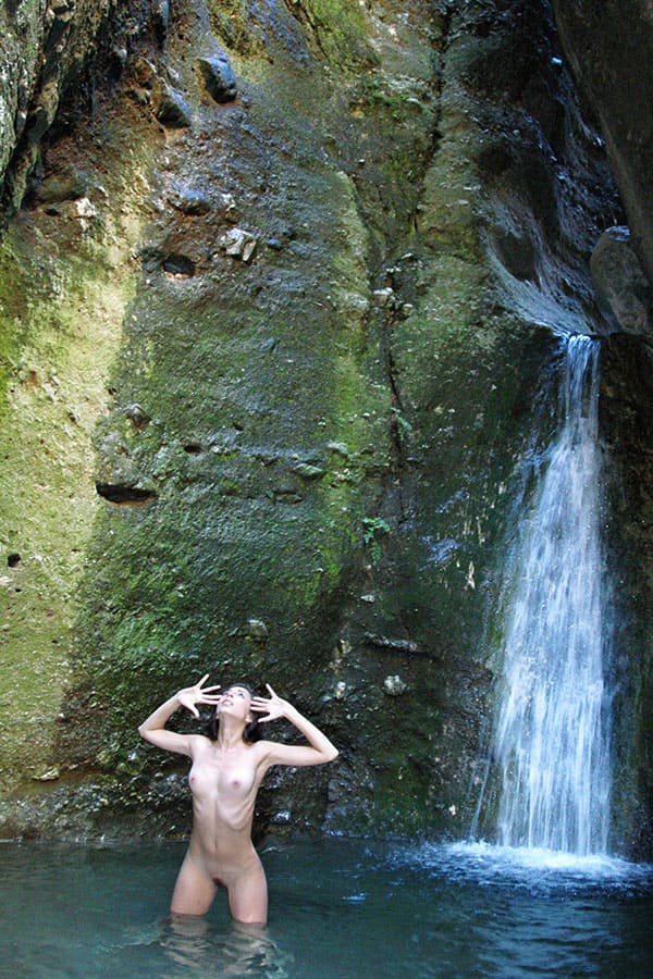 Молодая нудистка купается под водопадом 35 фото