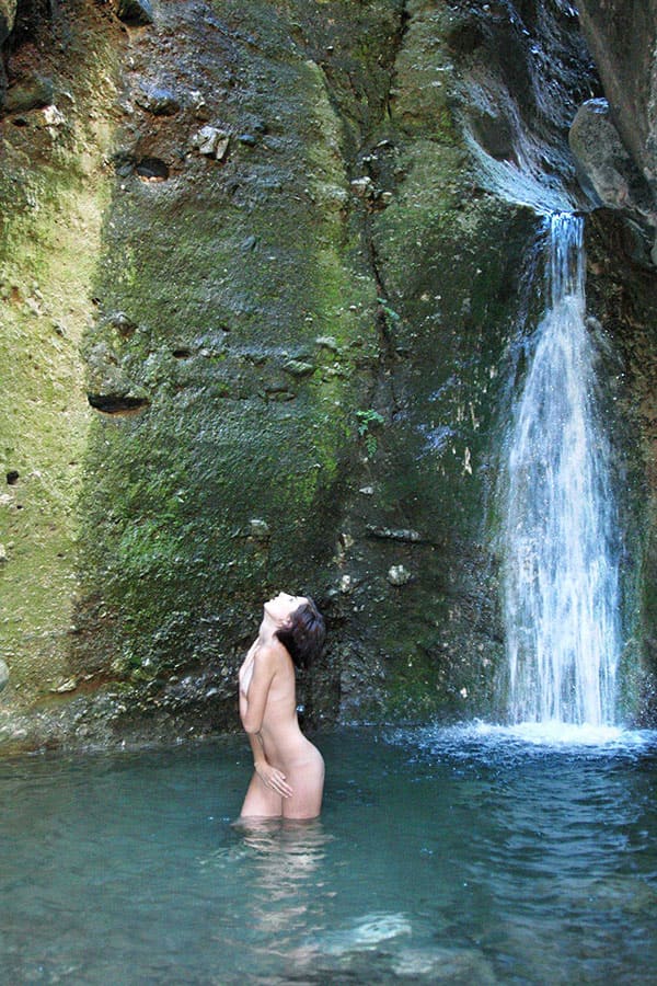 Молодая нудистка купается под водопадом 41 фото